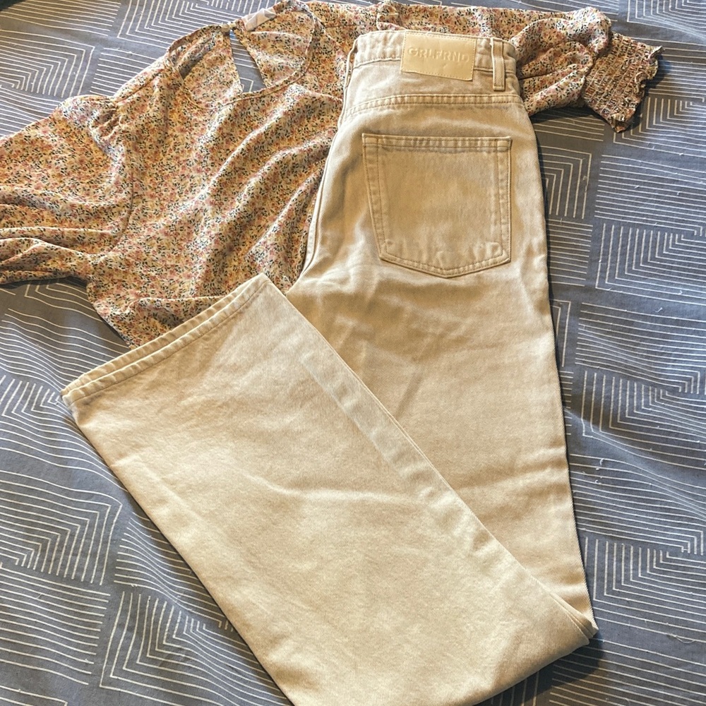 GRLFRND Bootcut Jeans in Light Beige